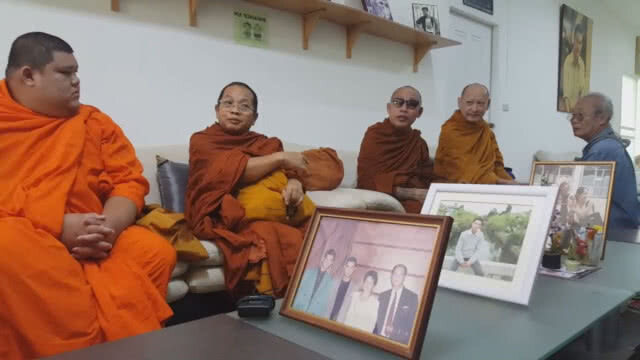 (คลิป) ครอบครัว"วรธรรม"ทำพิธีสวดถอนเชิญ"โอวรุฒ"ไปรับบุญ