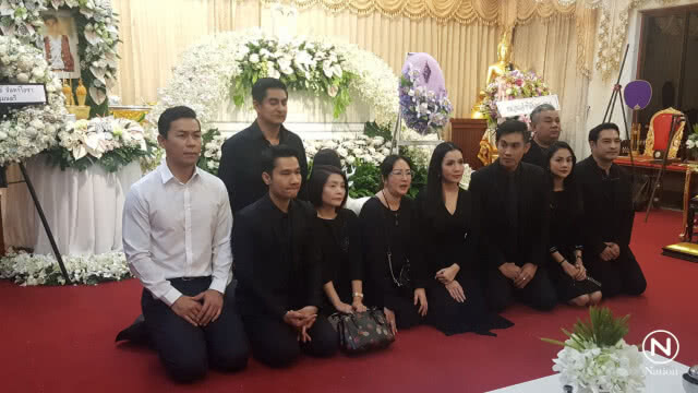 แต่งดอกไม้สดรูปนกยูงหน้าหีบศพ "โอ วรุฒ" - คนบันเทิงแห่ไว้อาลัยล้นวัด