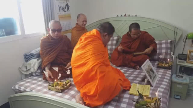 (คลิป) ครอบครัว"วรธรรม"ทำพิธีสวดถอนเชิญ"โอวรุฒ"ไปรับบุญ