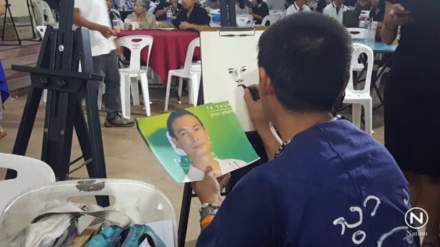 แต่งดอกไม้สดรูปนกยูงหน้าหีบศพ "โอ วรุฒ" - คนบันเทิงแห่ไว้อาลัยล้นวัด