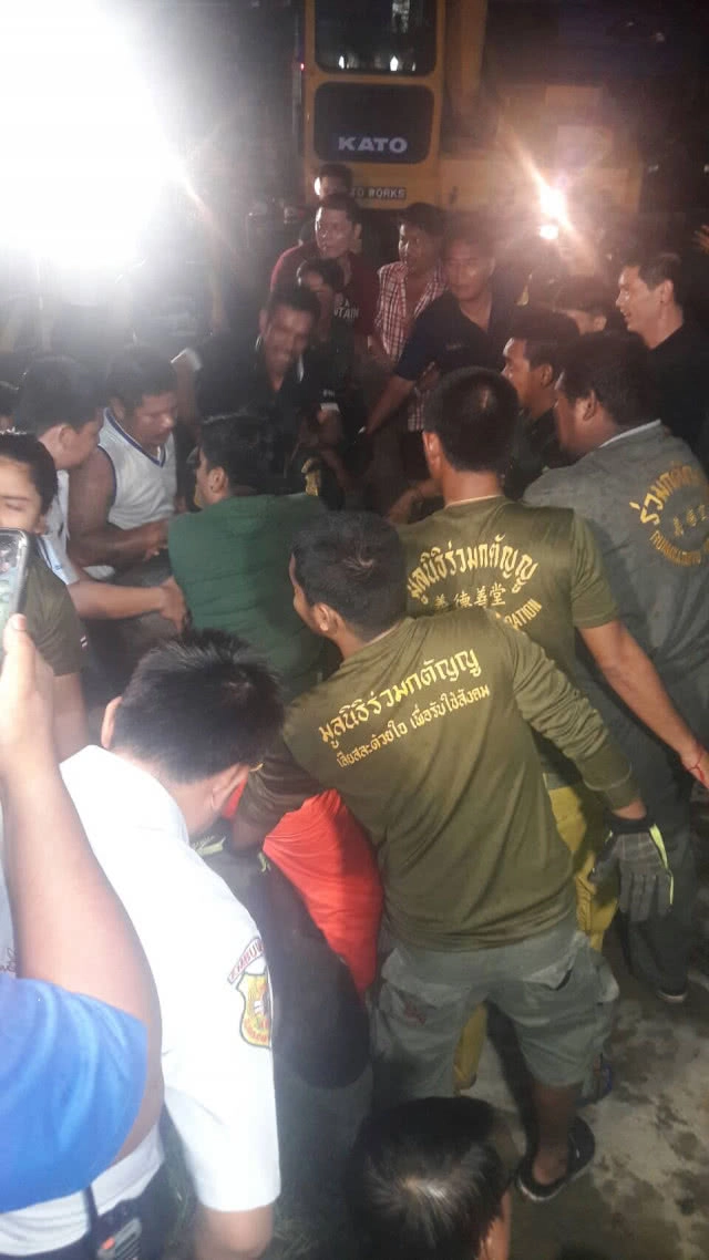 สุดเศร้า!! ช้างเพศผู้"พลายนำโชค"ดับสลด!! หลังพลาดท่าเดินตกร่องน้ำ