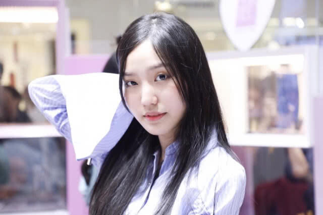 ไก่จ๋า!! แนทเธอรีน BNK48 เชียร์ "สเปอร์ส" นะ