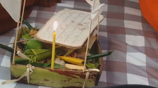 (คลิป) ครอบครัว"วรธรรม"ทำพิธีสวดถอนเชิญ"โอวรุฒ"ไปรับบุญ