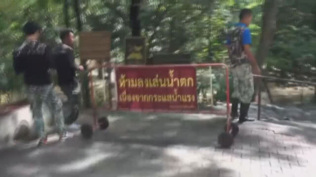 อันตราย!!! เตือนห้ามลงเล่นน้ำตก "วังก้านเหลือง" ที่ลพบุรีหลังน้ำป่าถล่ม (ชมคลิปเต็มด้านล่าง)