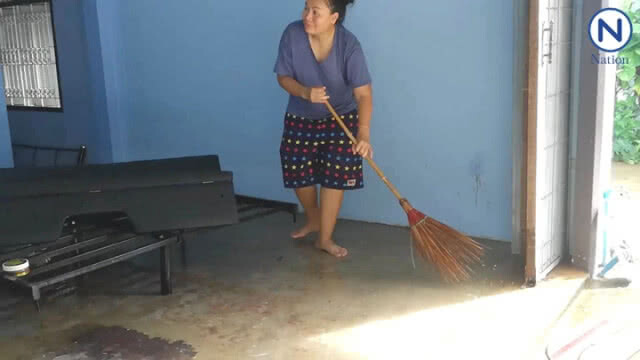 ชาวบ้านเมืองจันฯเริ่มเก็บกวาดหลัง "พายุมังคุด" เบาตัวลง