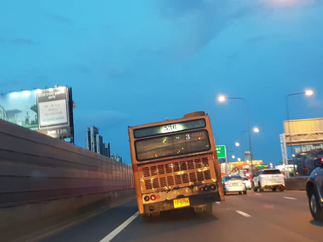 สาวโพสต์รูป "รถเมล์เอียง" กลางทางด่วน ถาม "ปลอดภัยใช่ไหม"