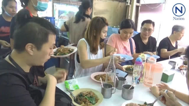 ชาวมาเลย์-สิงคโปร์แห่แวะชิมก๋วยเตี๋ยวราดหน้าราโด้