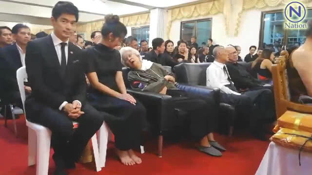(คลิป) สวดศพ "โอ วรุฒ" คืนสุดท้ายดารา-แฟนคลับร่วมแสดงความอาลัยคับคั่ง