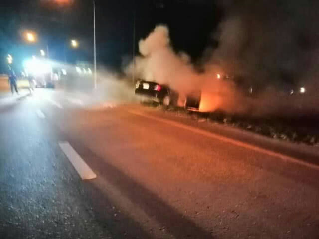 เก๋งเสียหลักตกข้างทางไฟลุกท่วม-รอดตายหวุดหวิด