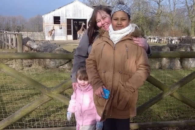 คืออะไร?!? ภาพถ่ายพิศวง ถ่ายติดเด็กปริศนาก่อนพบหน้าเหมือนลูกอีกคนที่เพิ่งเกิดในอีกหลายปีถัดมา