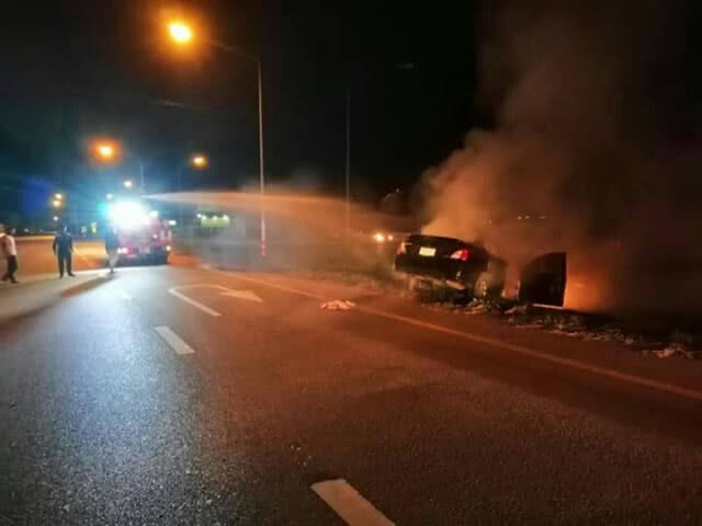 เก๋งเสียหลักตกข้างทางไฟลุกท่วม-รอดตายหวุดหวิด