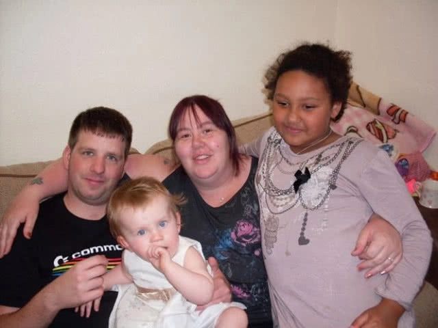 คืออะไร?!? ภาพถ่ายพิศวง ถ่ายติดเด็กปริศนาก่อนพบหน้าเหมือนลูกอีกคนที่เพิ่งเกิดในอีกหลายปีถัดมา