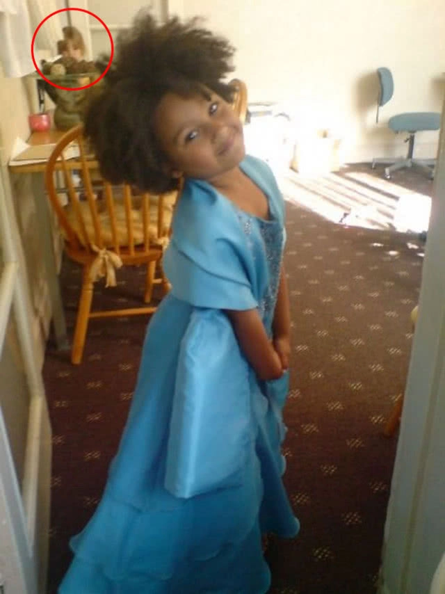 คืออะไร?!? ภาพถ่ายพิศวง ถ่ายติดเด็กปริศนาก่อนพบหน้าเหมือนลูกอีกคนที่เพิ่งเกิดในอีกหลายปีถัดมา