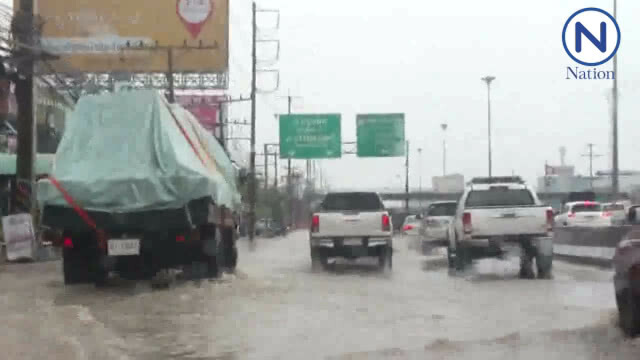 พหลโยธินขาออก น้ำท่วมสูงกว่าฟุตหลังฝนกระหน่ำแค่ 1 ชม.