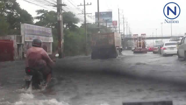 พหลโยธินขาออก น้ำท่วมสูงกว่าฟุตหลังฝนกระหน่ำแค่ 1 ชม.