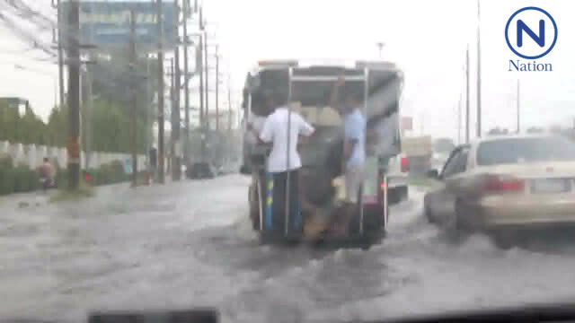 พหลโยธินขาออก น้ำท่วมสูงกว่าฟุตหลังฝนกระหน่ำแค่ 1 ชม.