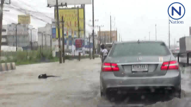 พหลโยธินขาออก น้ำท่วมสูงกว่าฟุตหลังฝนกระหน่ำแค่ 1 ชม.