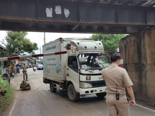 (คลิป) รถน้ำแข็งฝืนลอดใต้สะพานที่ลำปางชนราวเหล็กกั้นความสูงพัง