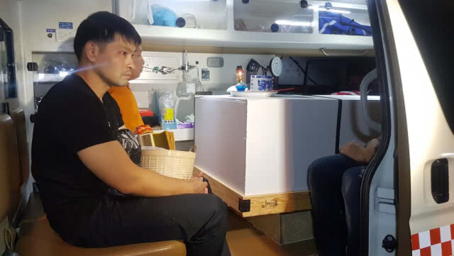 พ่อและญาติมารับศพน้องแอ๋ม ที่สุวรรณภูมิ ไปบำเพ็ญกุศลทางศาสนาที่วัดนาบุญปทุมธานี