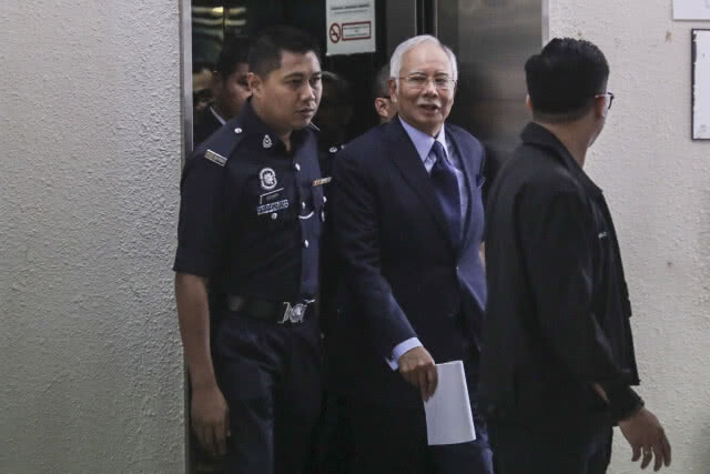 อาจตั้งข้อหา "นาจิบ" ฟอกเงิน 21 กระทง