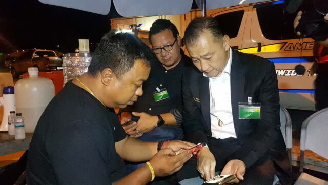 พ่อและญาติมารับศพน้องแอ๋ม ที่สุวรรณภูมิ ไปบำเพ็ญกุศลทางศาสนาที่วัดนาบุญปทุมธานี