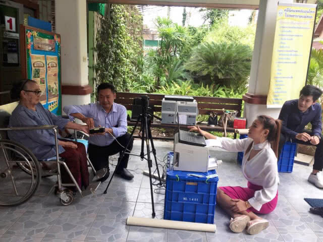 Service Mind  หัวใจสำคัญของงานบริการ เทศบาลนครแม่สอด ทำบัตร ปชช.ให้คนชรา ณ ที่พักอาศัย