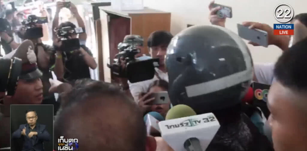 (คลิปข่าว) คุมตัว "แอร์"ผู้ต้องหาอนาจาร เด็ก 9 ขวบ ไปทำแผน (คลิปข่าว) คุมตัว "แอร์"ผู้ต้องหาอนาจาร เด็ก 9 ขวบ ไปทำแผน