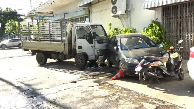 ไม่รู้เวล่ำเวลา!!! หนุ่มใหญ่ช่วยตัวเองขณะขับรถส่งของ เกร็งเสียหลัก พุ่งชน 3 คันรวด