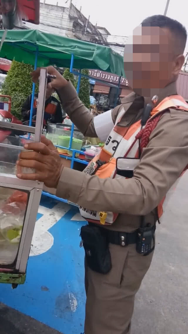 (คลิป) ตร.จับรถขายผลไม้ แอบฉกผลไม้มากิน อ้าง กินได้ ของกลางยึดแล้ว