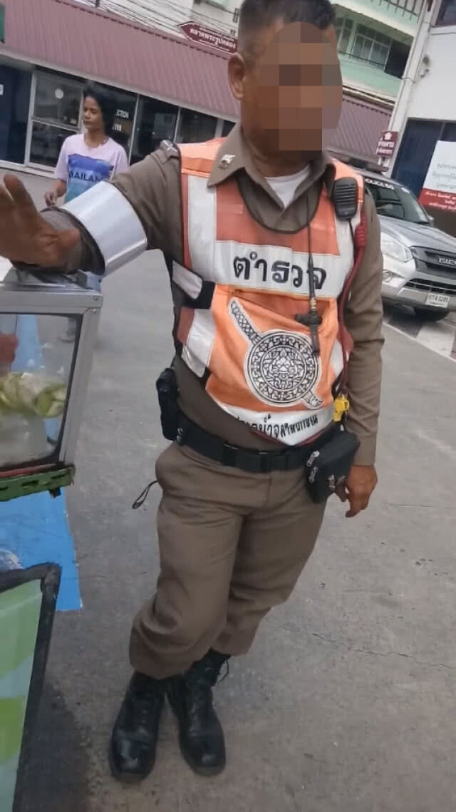 (คลิป) ตร.จับรถขายผลไม้ แอบฉกผลไม้มากิน อ้าง กินได้ ของกลางยึดแล้ว