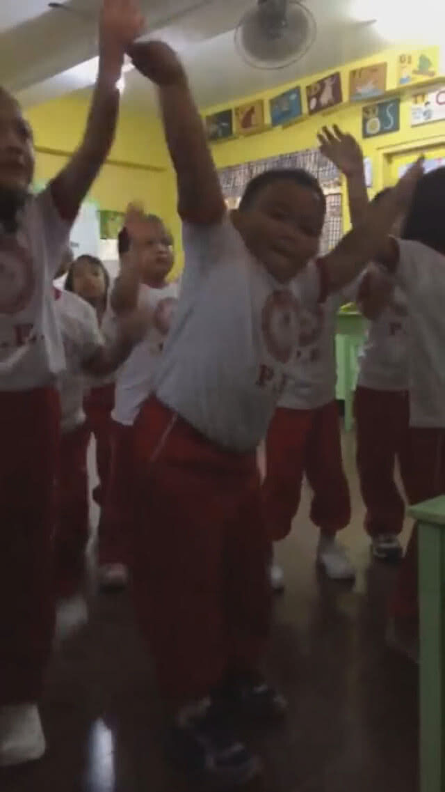 (คลิป) สเต็ปดีมาก! หนุ่มน้อย โชว์ลีลาการเต้นสุดพริ้ว คนแห่ดูเป็นล้าน