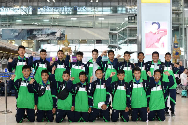 ล้ำค่า! "ช้าง"นำเจ้าสัวน้อยลับแข้งที่อังกฤษ 3 นัด