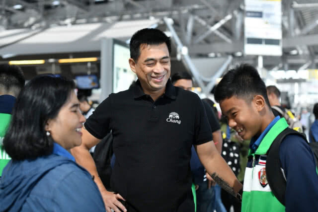 ล้ำค่า! "ช้าง"นำเจ้าสัวน้อยลับแข้งที่อังกฤษ 3 นัด