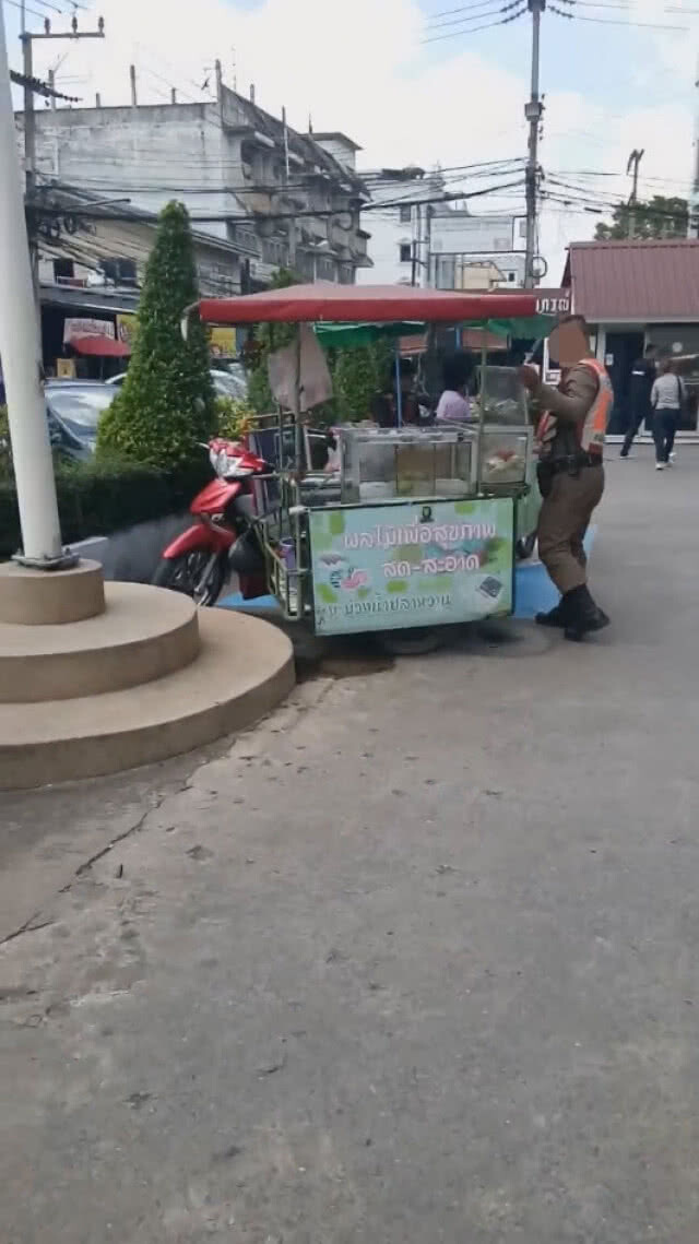 (คลิป) ตร.จับรถขายผลไม้ แอบฉกผลไม้มากิน อ้าง กินได้ ของกลางยึดแล้ว