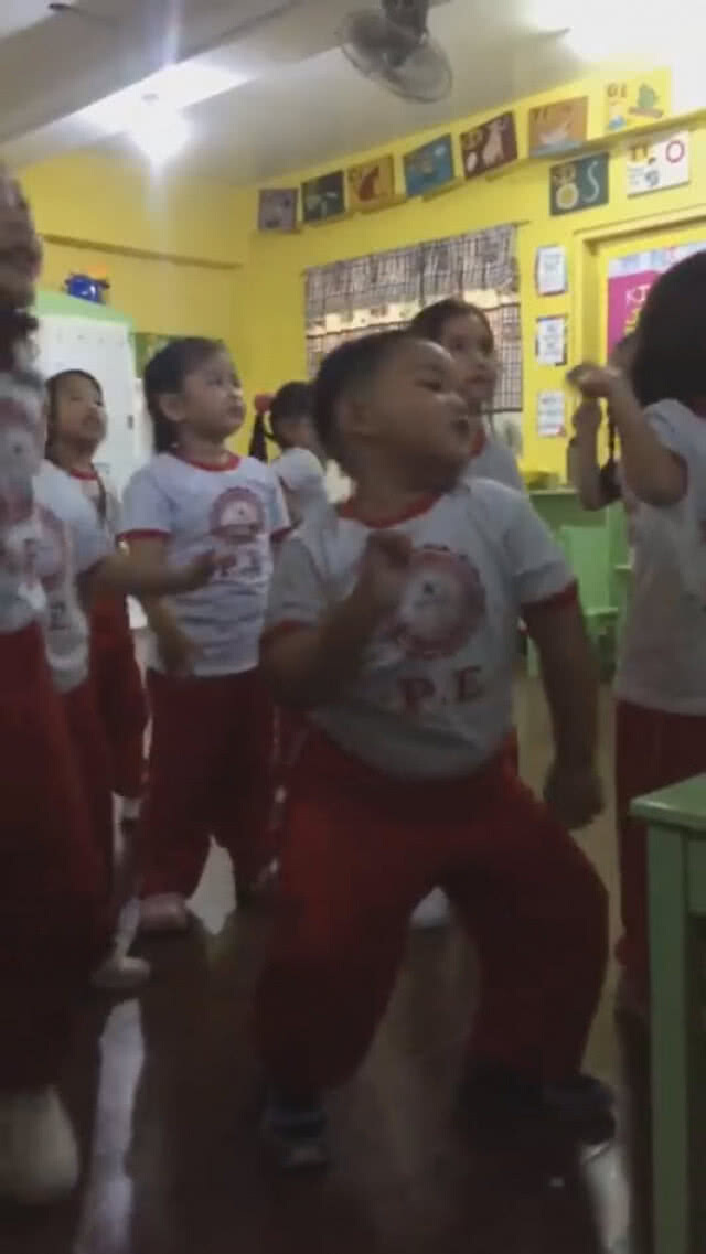 (คลิป) สเต็ปดีมาก! หนุ่มน้อย โชว์ลีลาการเต้นสุดพริ้ว คนแห่ดูเป็นล้าน
