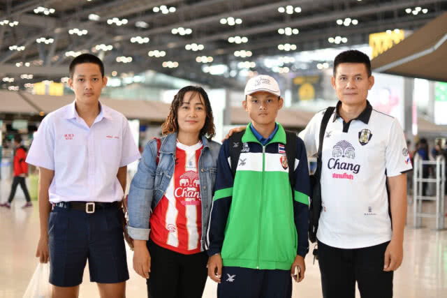 ล้ำค่า! "ช้าง"นำเจ้าสัวน้อยลับแข้งที่อังกฤษ 3 นัด