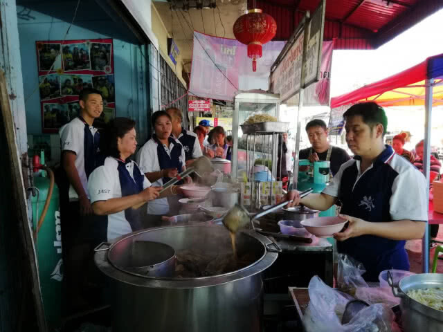 (คลิป) เจ้าของร้านใจบุญ!!! แจกก๋วยเตี๋ยวฟรีฉลองวันเกิด แถมห่อกลับบ้านได้