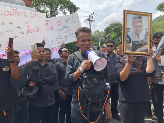 (คลิป) พ่อเหยื่อวิสามัญแห่ศพขอความเป็นธรรมหน้าศาลากลาง