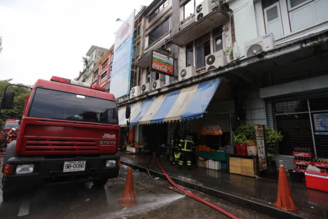 เพลิงไหม้อาคารพาณิชย์ ย่านสะพานพุทธฯ เจ็บ 1