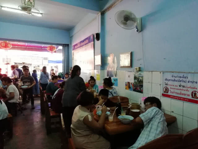 (คลิป) เจ้าของร้านใจบุญ!!! แจกก๋วยเตี๋ยวฟรีฉลองวันเกิด แถมห่อกลับบ้านได้