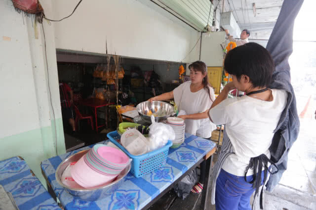 เพลิงไหม้อาคารพาณิชย์ ย่านสะพานพุทธฯ เจ็บ 1