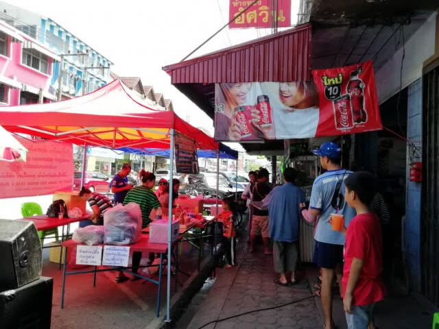 (คลิป) เจ้าของร้านใจบุญ!!! แจกก๋วยเตี๋ยวฟรีฉลองวันเกิด แถมห่อกลับบ้านได้