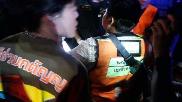 หนุ่มเมานอนกลิ้งบนรางรถไฟ ถูกล้อขยี้มือ โชคดีรอดตายหวุดหวิด