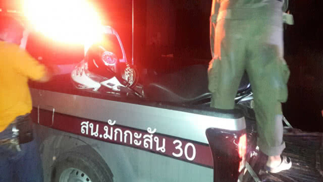 หนุ่มเมานอนกลิ้งบนรางรถไฟ ถูกล้อขยี้มือ โชคดีรอดตายหวุดหวิด