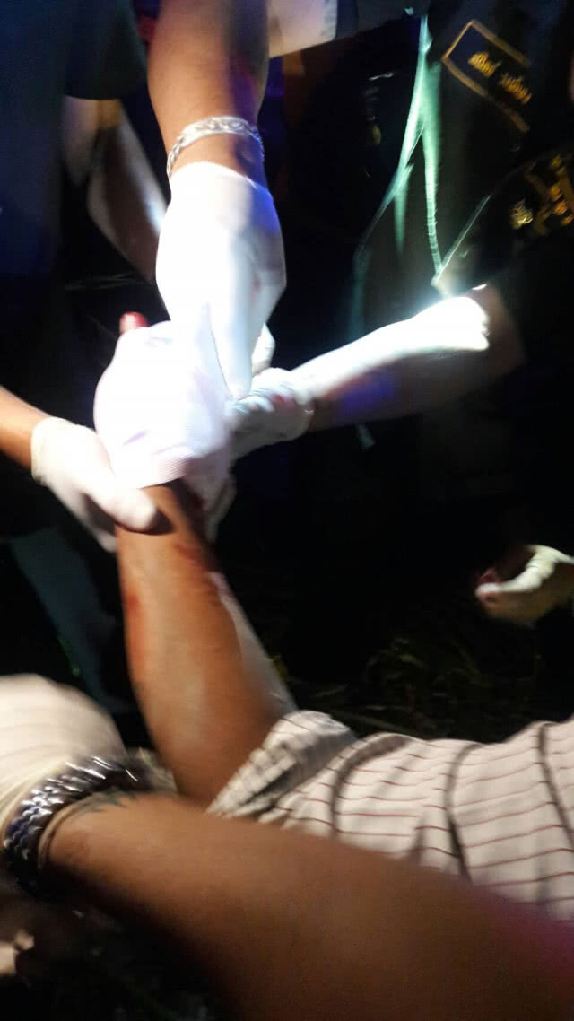 หนุ่มเมานอนกลิ้งบนรางรถไฟ ถูกล้อขยี้มือ โชคดีรอดตายหวุดหวิด