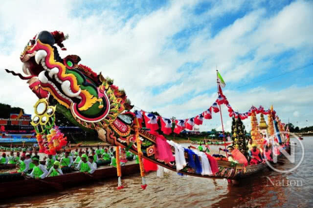 เปิดงานประเพณีแข่งเรือ จ.น่าน