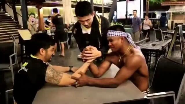 (คลิป) "บัวขาว" ถึงกับเอามือปิดหน้า!!! หลังงัดข้อแข่งกับ "ต๊อด ปิติ"