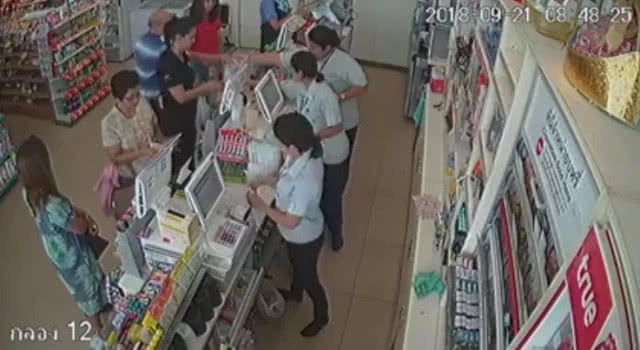 (คลิป) ลอยนวล??? ยังไม่มีการแจ้งความดำเนินคดี "พนักงานเซเว่นโกงเงินทอนลูกค้า" แต่อย่างใด