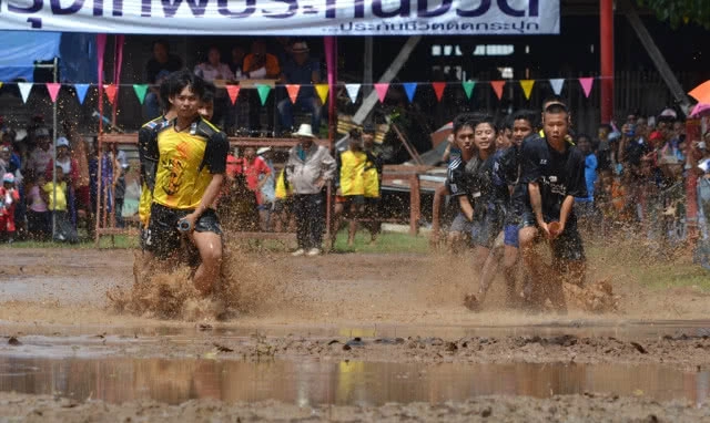 (ภาพชุด) สุดมัน!!! "แข่งเรือบก" วัดเนินกุ่มปี 2561