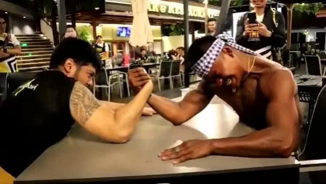 (คลิป) "บัวขาว" ถึงกับเอามือปิดหน้า!!! หลังงัดข้อแข่งกับ "ต๊อด ปิติ"